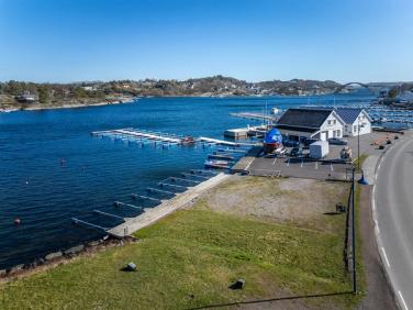 Fantastisk strandparsell i Røssesund med 8 båtplasser og gode parkeringsmuligheter på egen grunn