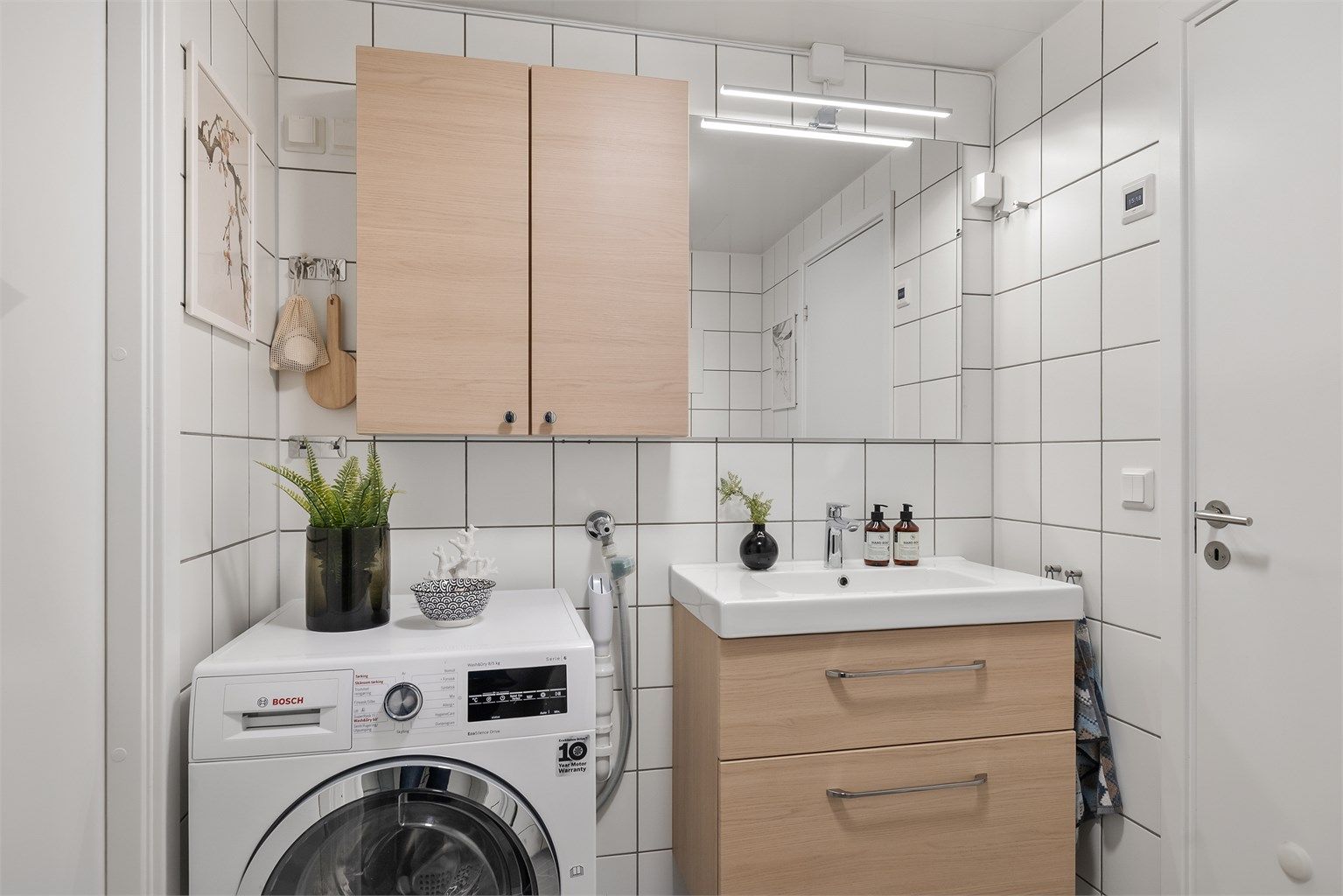  I 2022 ble det satt inn nytt overskap, speil, servant, servantskap, dusjhode og dusjslange. Da ble det også montert dimbar lampe i himling og lys i speil