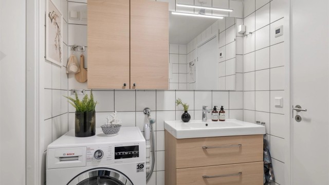 I 2022 ble det satt inn nytt overskap, speil, servant, servantskap, dusjhode og dusjslange. Da ble det også montert dimbar lampe i himling og lys i speil