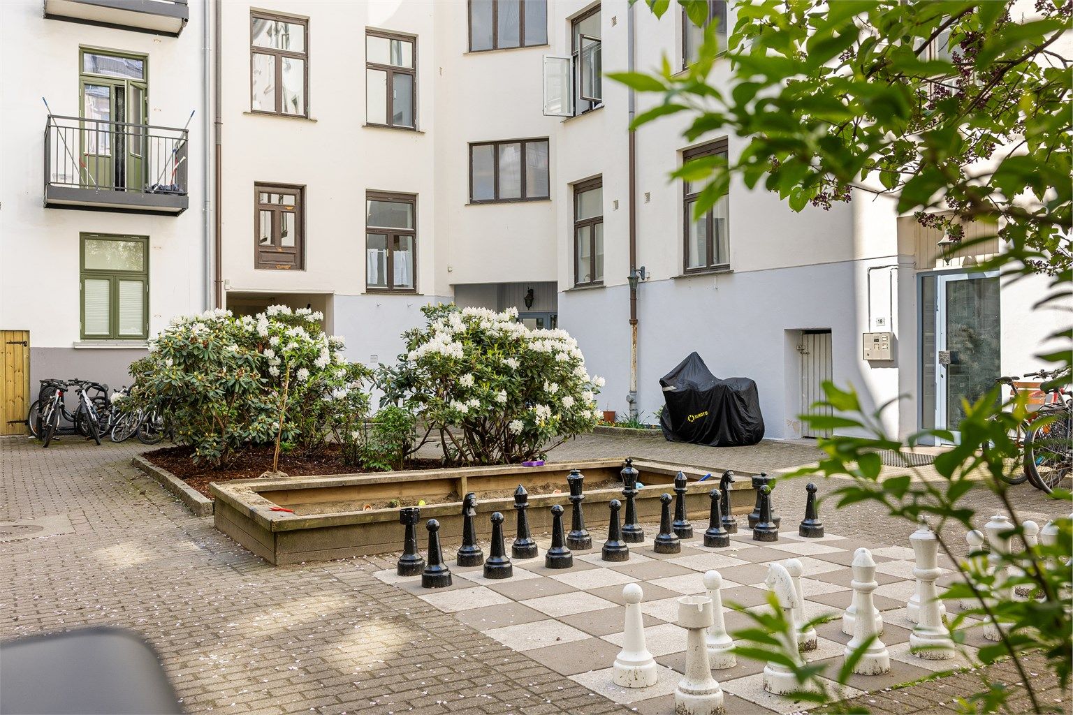 Borettslaget har en hyggelig og skjermet bakgård med sittegrupper og beplantning.