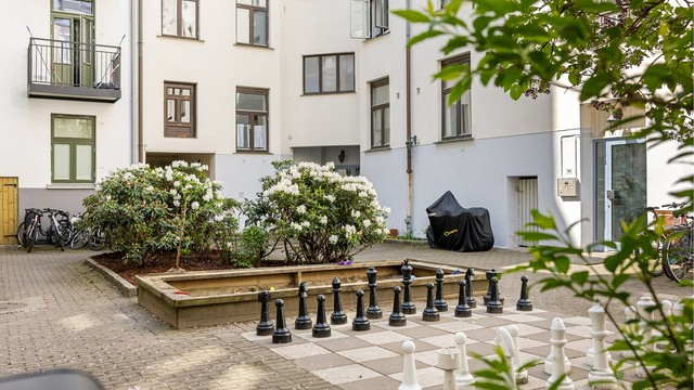 Borettslaget har en hyggelig og skjermet bakgård med sittegrupper og beplantning.