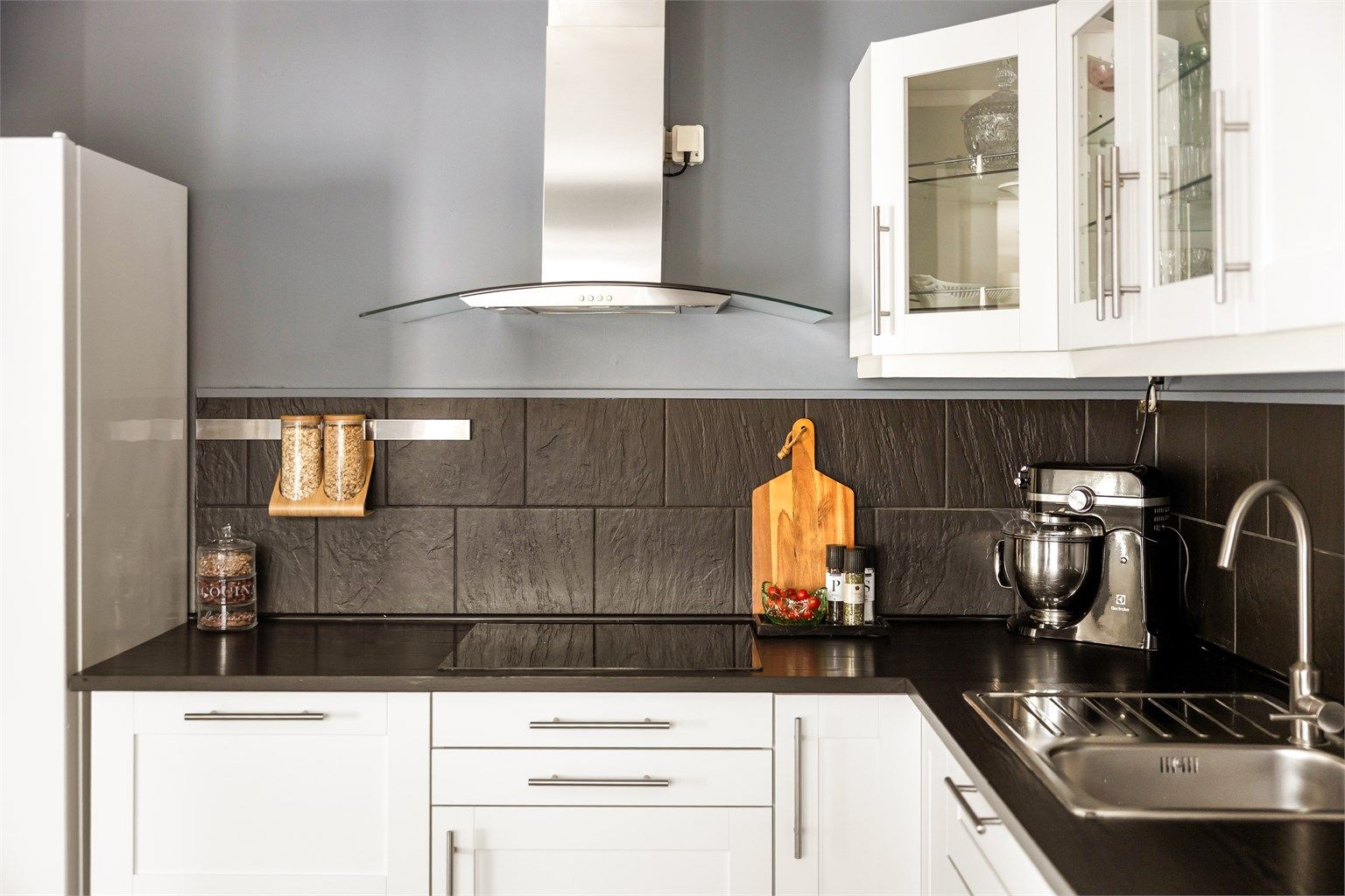 Gode arbeidsflater og kjøkkenventilator med avtrekk ut.