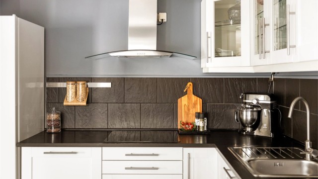 Gode arbeidsflater og kjøkkenventilator med avtrekk ut.