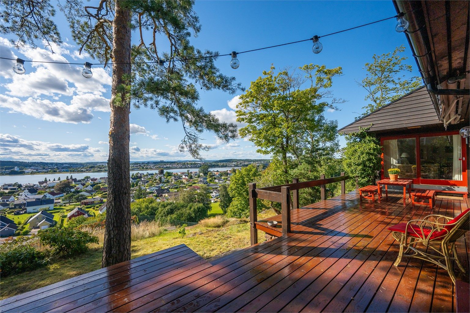 Stor terrasse som åpner hjemmet mot utsikten – perfekt for kaffestunder og selskap.