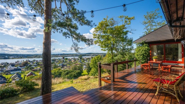 Stor terrasse som åpner hjemmet mot utsikten – perfekt for kaffestunder og selskap.