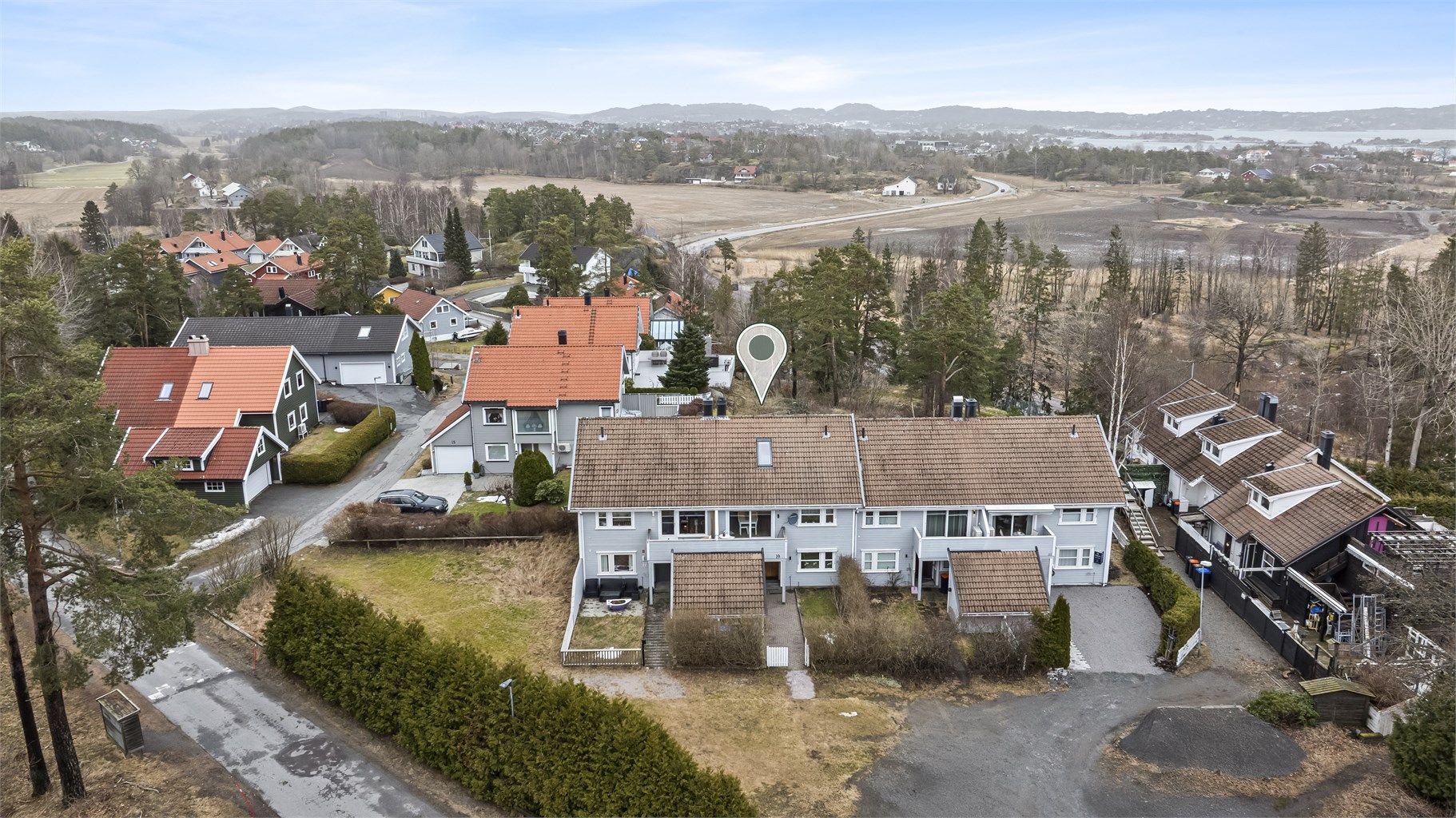 Her bor man landlig, men bynært, med kort vei til dagligvarebutikker som Coop Prix og Meny.