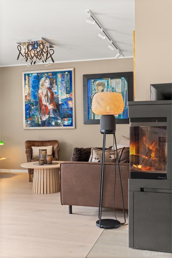 Detaljene, som den nye eikeparketten, er gjennomgående i hele oppholdsarealet.