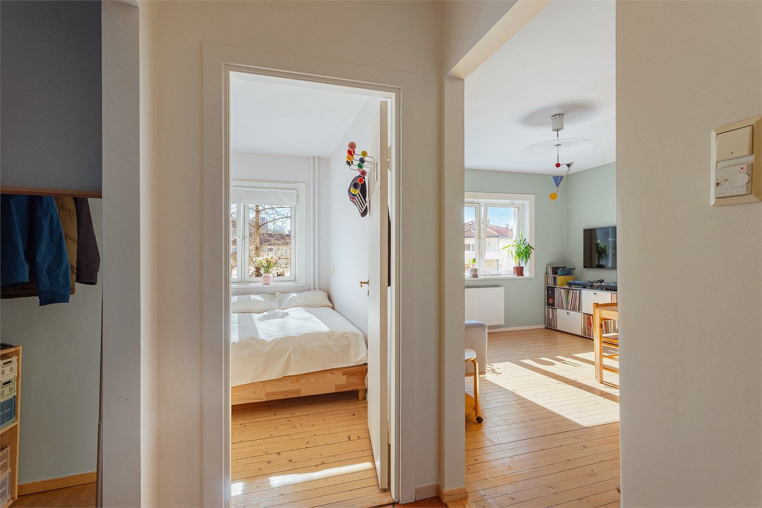 Leiligheten har en god flyt, med soverommet praktisk adskilt fra de sosiale sonene.