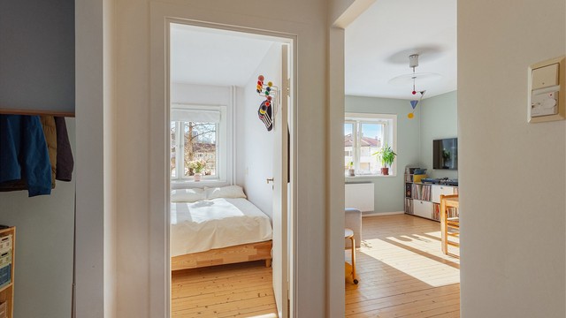 Leiligheten har en god flyt, med soverommet praktisk adskilt fra de sosiale sonene.