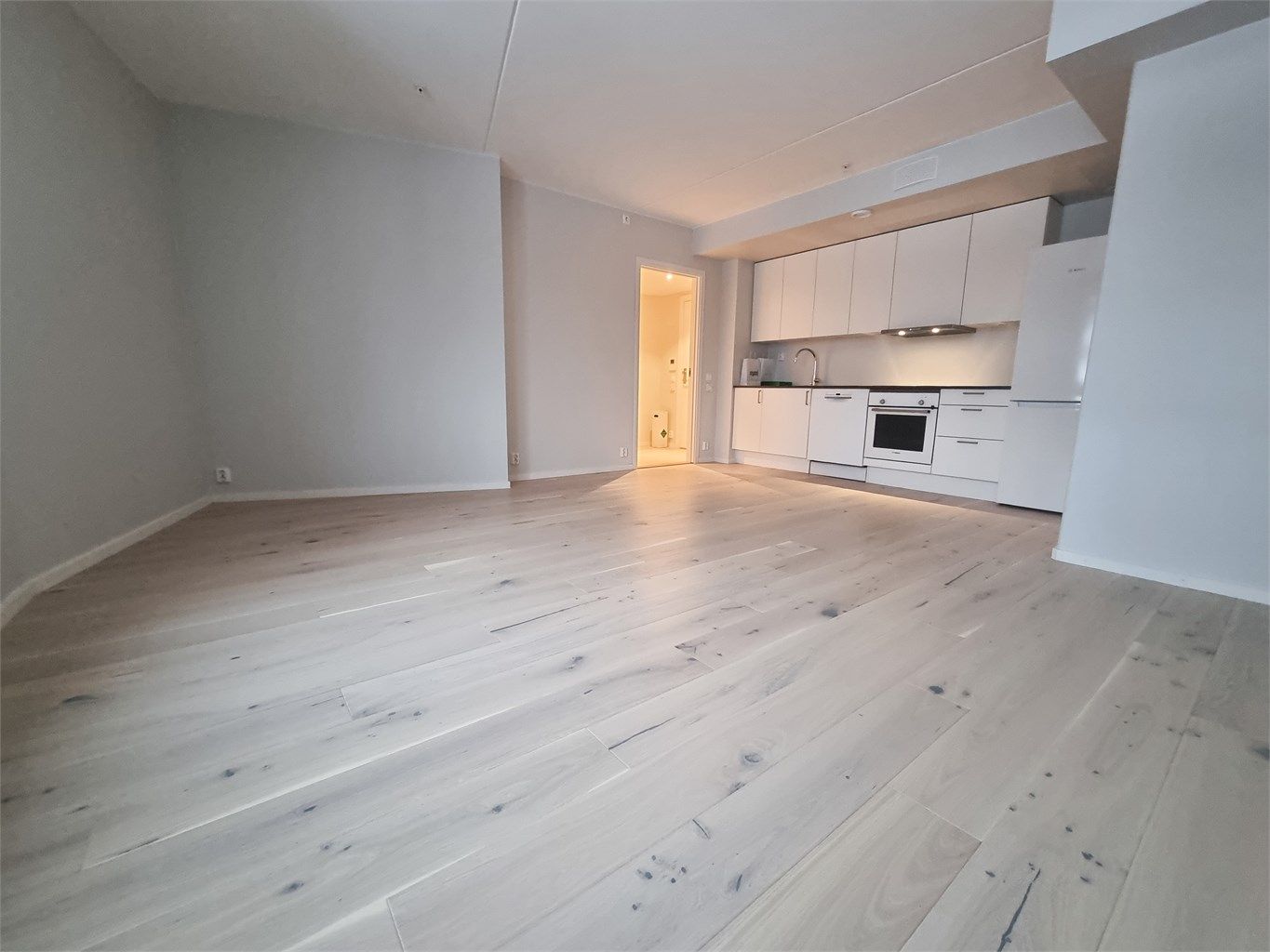 Åpen løsning mellom stue og kjøkken.