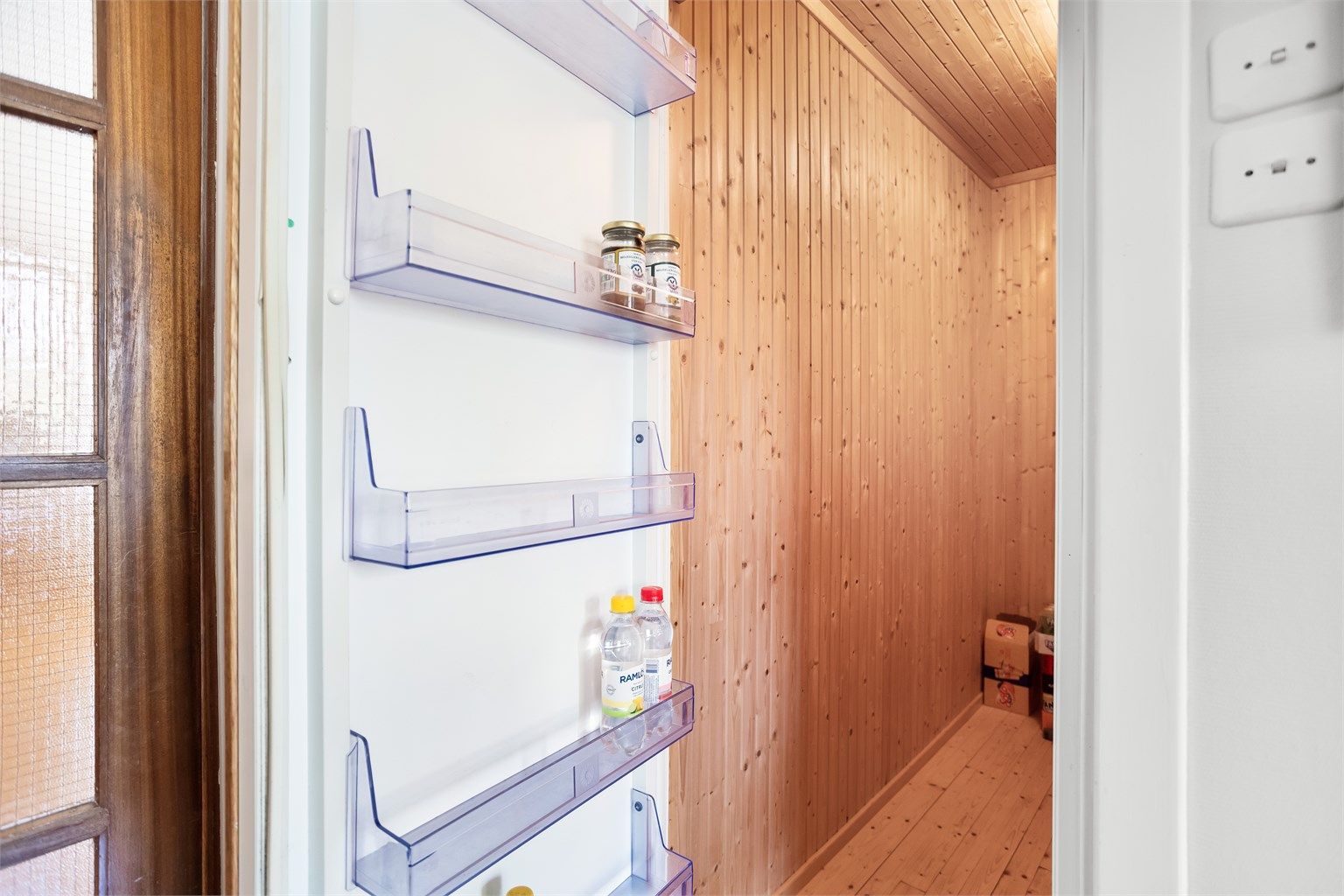 Praktisk kjølerom fra 2004. Gulvet er belagt med heltre. Kjøleromsaggregat fra 2008. 