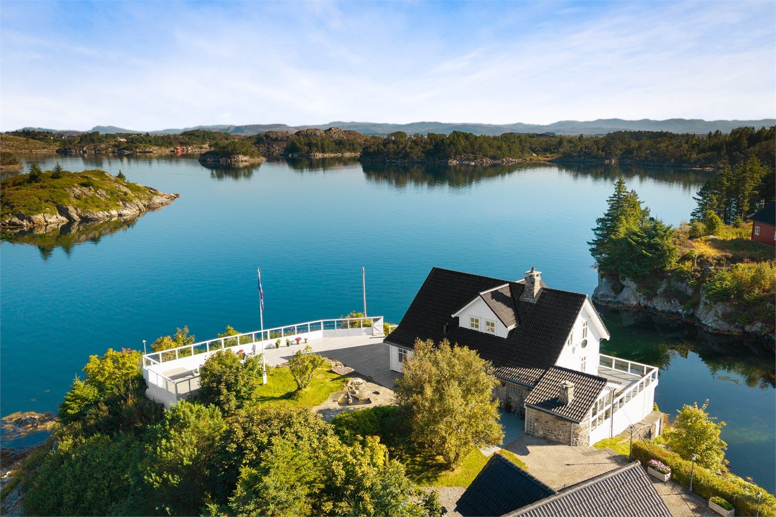 En sjelden eiendom med unik beliggenhet helt i sjøkanten - omkranset av hav på alle kanter. 