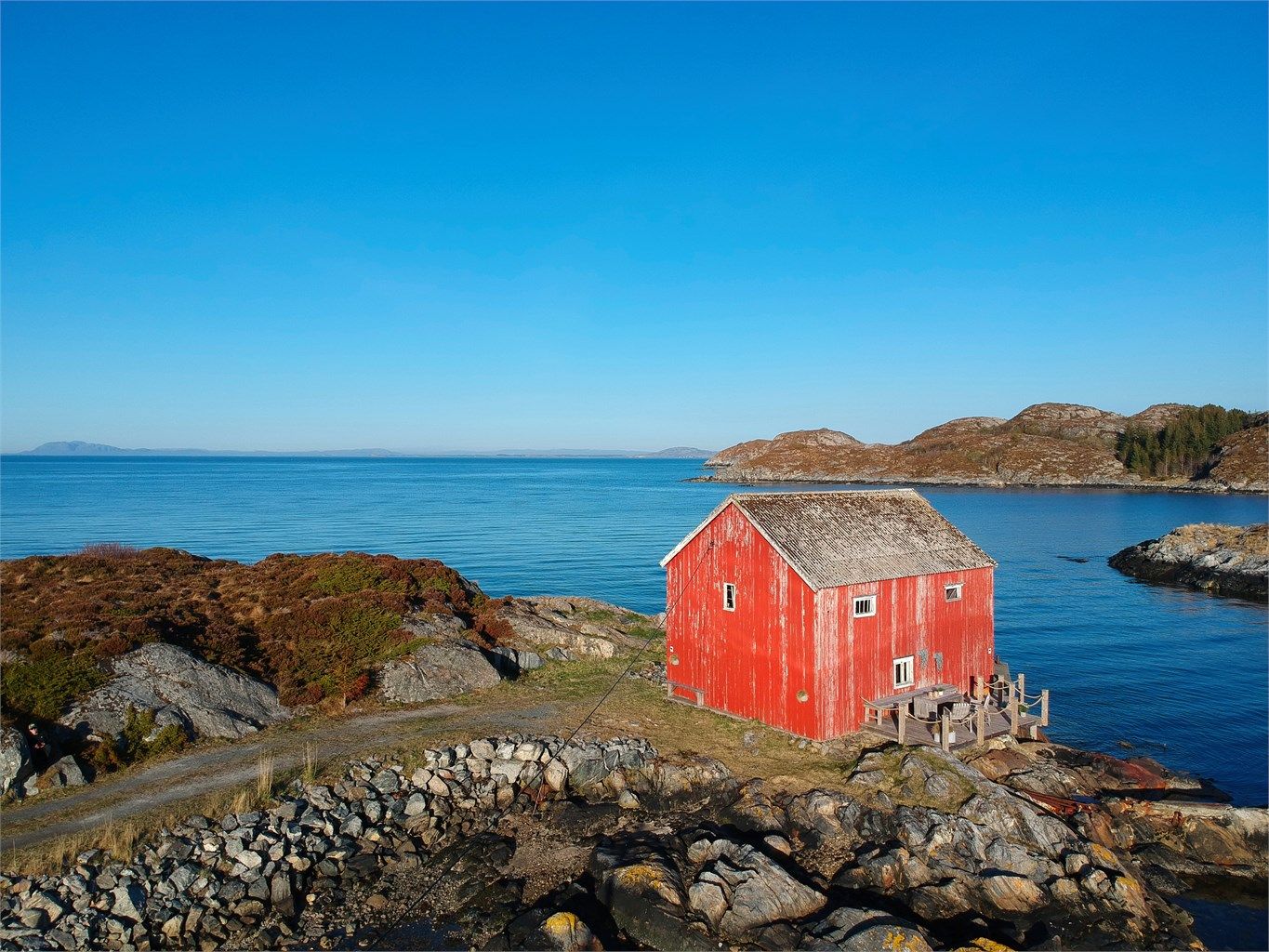 Eiendommene ligger i ei stille bukt med fantastisk utsikt mot havet. Hitra er Norges største øy sør for Lofoten, og byr på variert flora og fauna.