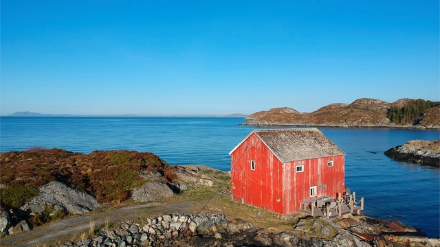 Eiendommene ligger i ei stille bukt med fantastisk utsikt mot havet. Hitra er Norges største øy sør for Lofoten, og byr på variert flora og fauna.