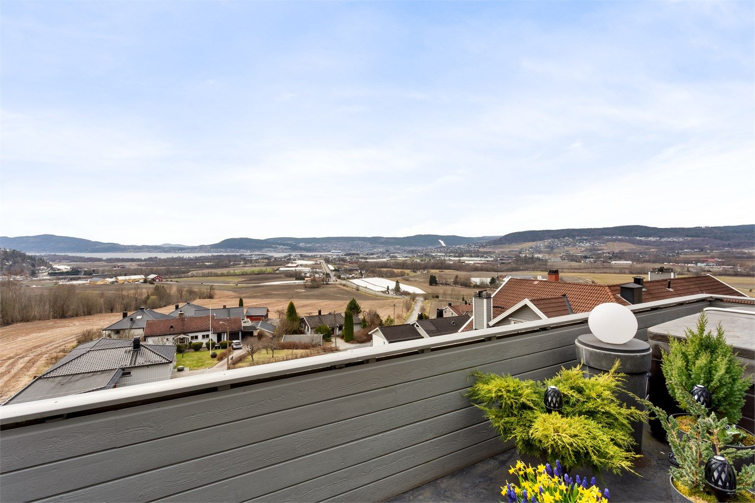 Fra terrassen har du en åpen og vidstrakt utsikt over nærområdet og Drammensfjorden i det fjerne.