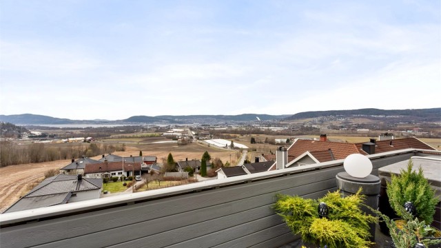 Fra terrassen har du en åpen og vidstrakt utsikt over nærområdet og Drammensfjorden i det fjerne.