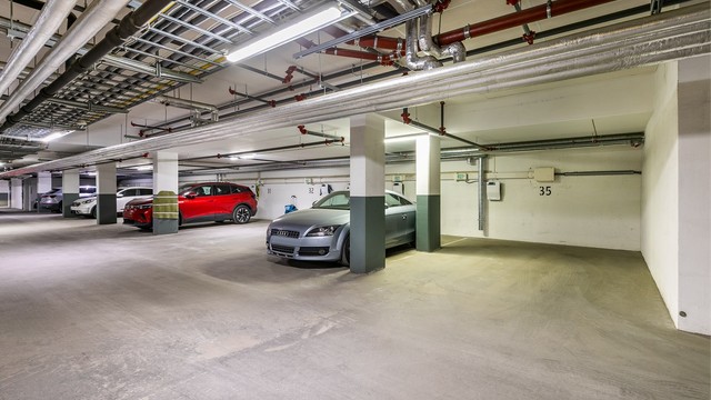 Det medfølger en ekstra bred garasjeplass m/lader til leiligheten