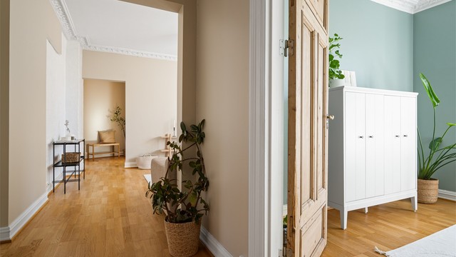 Leiligheten har en generøs takhøyde som bidrar til at rommene føles ekstra romslige.