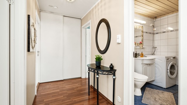 Romslig entré med plass til oppbevaring av yttertøy og sko.