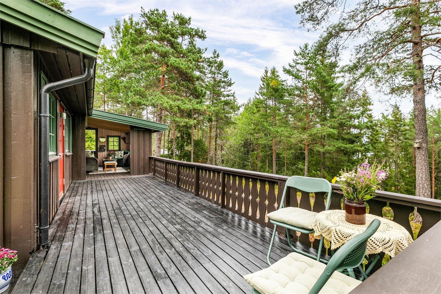 Med skog på alle kanter er utearealene meget fredelige og innsyn ingen bekymring.