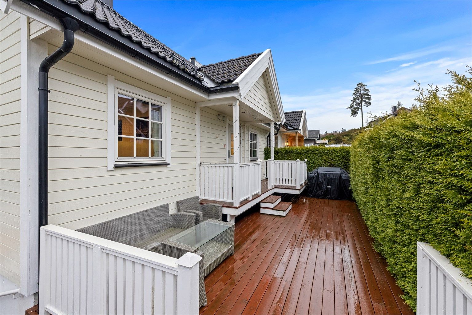 Boligen har to store uteplasser med gode solforhold fra morgen til kveld.