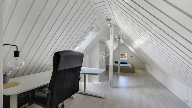 Loftet har 25 kvm gulvareal som er klassifisert som ikke måleverdig areal (ALH) grunnet lav takhøyde og skråtak (Ikke godkjent til varig opphold).