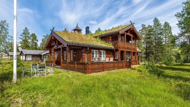 Hytta har en naturskjønn beliggenhet på vakre Lygna i Gran kommune.