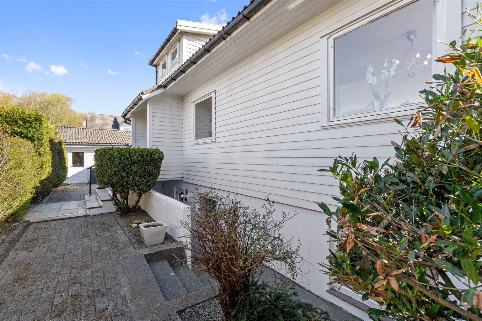 Adkomst til inngangspartiet til underetasjen.