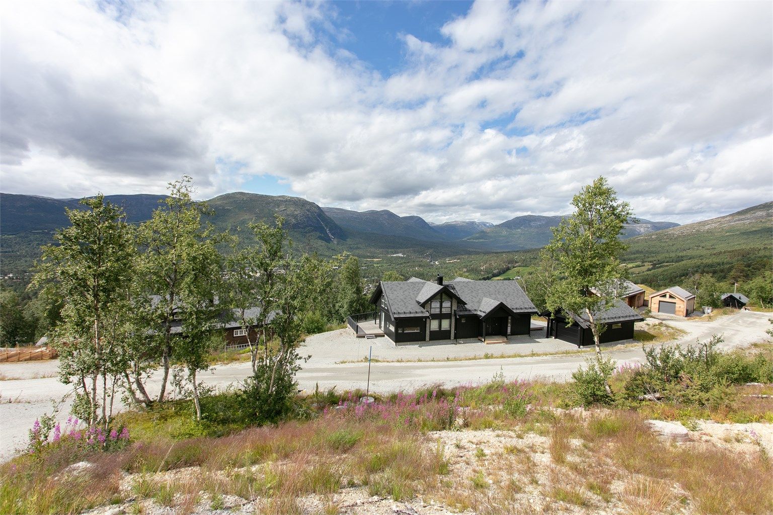 Eiendommen ligger i naturskjønne omgivelser i Lesja kommune.