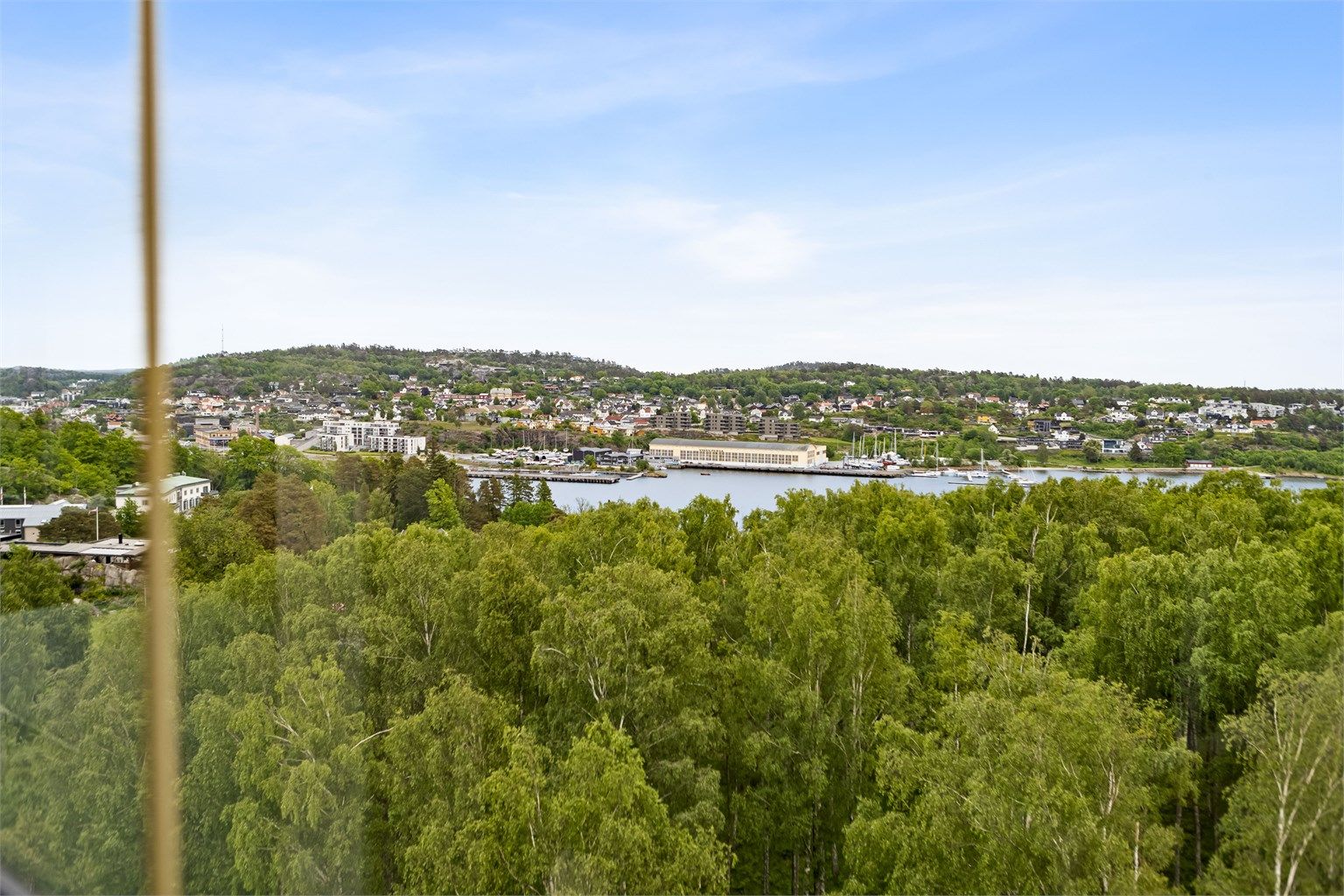 Velkommen til Sjøstrand 6 og denne utsiktsleiligheten i 11. etasje. Her bor du med nydelig utsyn over både området og sjøen, og du får også et lite glimt av Indre Havn. 