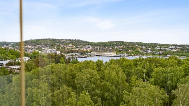 Velkommen til Sjøstrand 6 og denne utsiktsleiligheten i 11. etasje. Her bor du med nydelig utsyn over både området og sjøen, og du får også et lite glimt av Indre Havn.