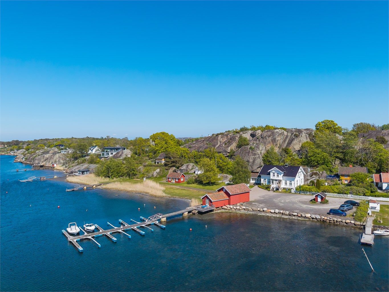 Kilsveien 14 ligger lunt til innerst i Kilsveien på Hvasser. Her har både fastboende og sommergjester kommet i flere år for å se på kunst, ta en kaffe og kake og flere celebre gjester har besøkt stedet opp igjennom årene. 