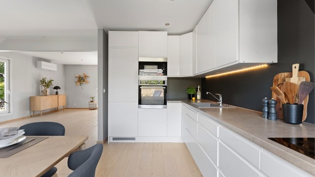 I delvis åpen løsning mot stuen finner du et lekkert kjøkken med spiseplass