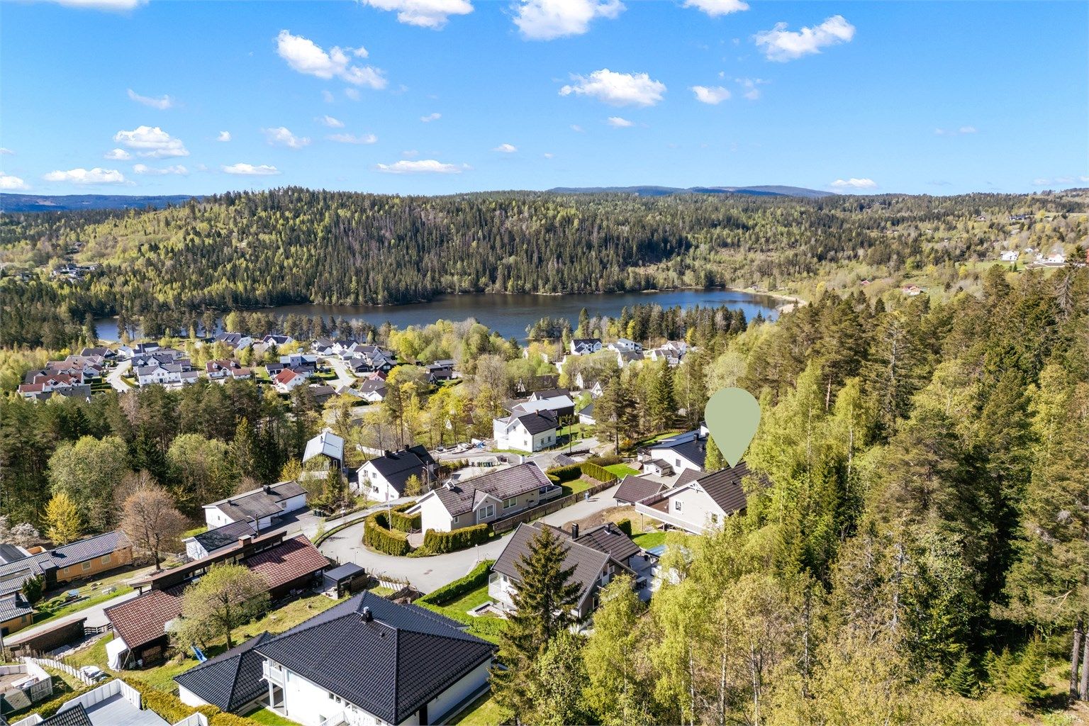 Eiendommen ligger attraktivt til på Konnerud i stille og rolige omgivelser.