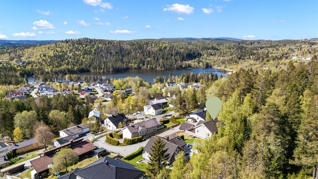 Eiendommen ligger attraktivt til på Konnerud i stille og rolige omgivelser.