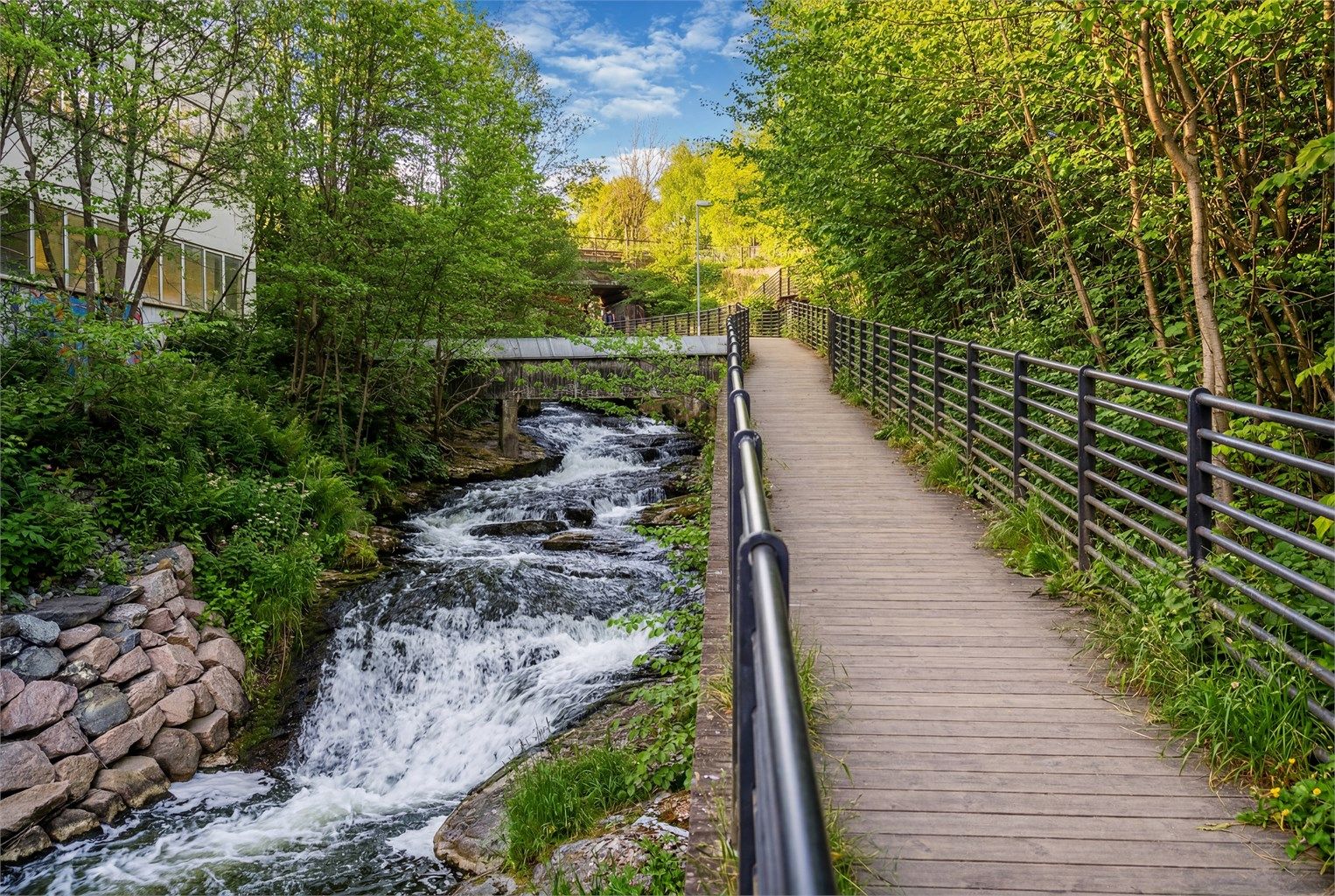 I nærheten lokker Svartdalsparken og Alnaelven med deilige turmuligheter og sti ned til Kværnerdalen.