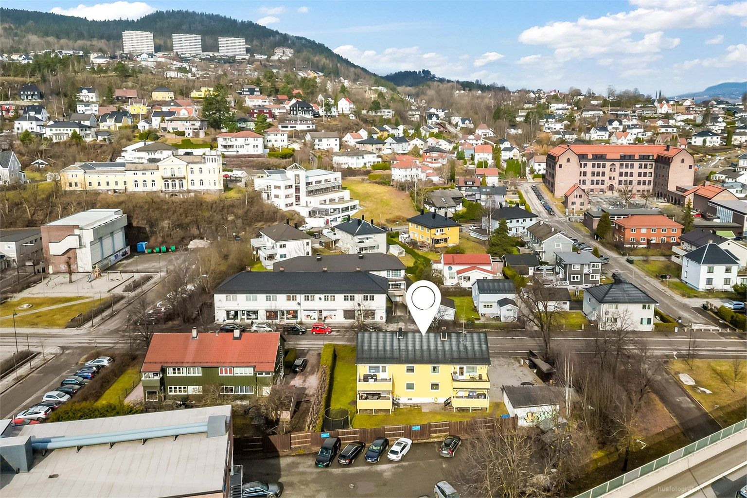 Medfølgende garasjeplass og en disponibel parkeringsplass.