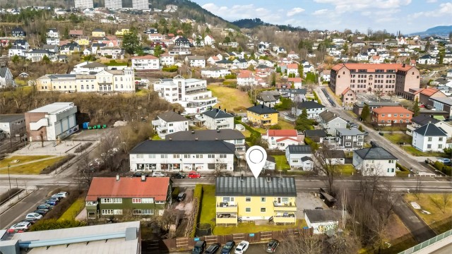Medfølgende garasjeplass og en disponibel parkeringsplass.