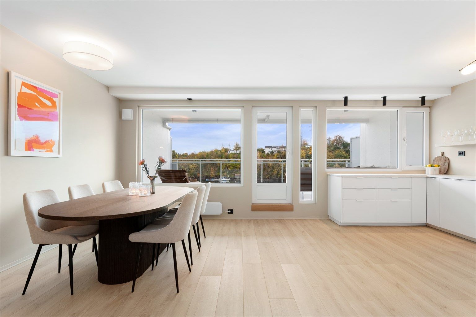 Her bor du komfortabelt med trappefri adkomst, garasjeplass med elbillader og en nydelig utsikt