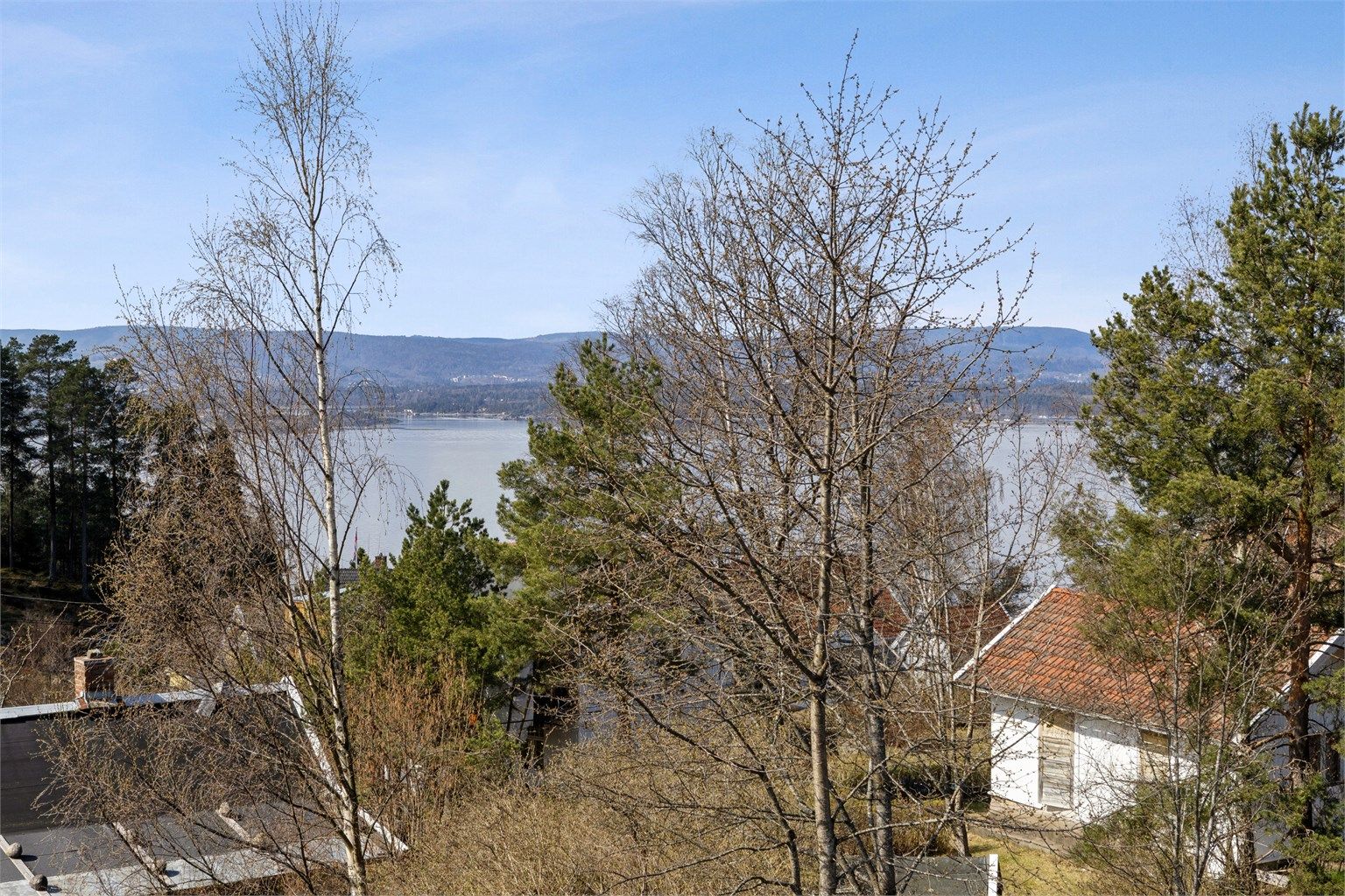 Utsikt fra andre etasje. Sentralt beliggende, 1 min til bussholdeplass, kort gangavstand til bl.a kafeer, bibliotek, matforretninger, kjøpesenter, barnehager og skoler samt vakre strandpromenaden med brygger og badestrand.