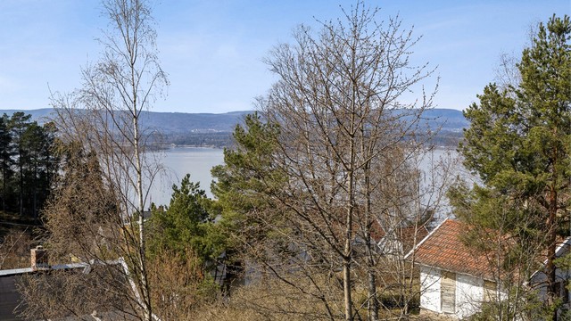Utsikt fra andre etasje. Sentralt beliggende, 1 min til bussholdeplass, kort gangavstand til bl.a kafeer, bibliotek, matforretninger, kjøpesenter, barnehager og skoler samt vakre strandpromenaden med brygger og badestrand.