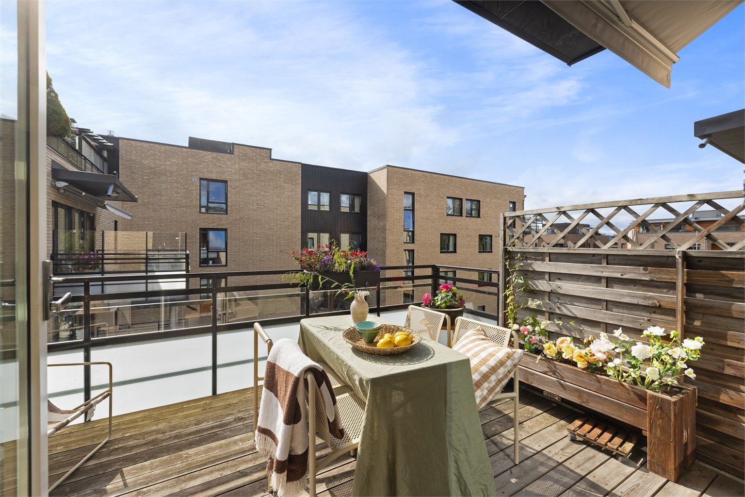 Solrik og skjermet balkong på 12m² med god plass til møblering. Balkongen har uttak for gass fra felles gass-system.