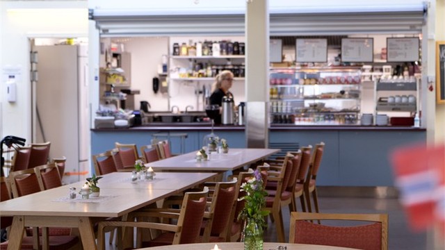 Allsenteret i samme bygg har kafeteria med servering og et aktivt miljø.