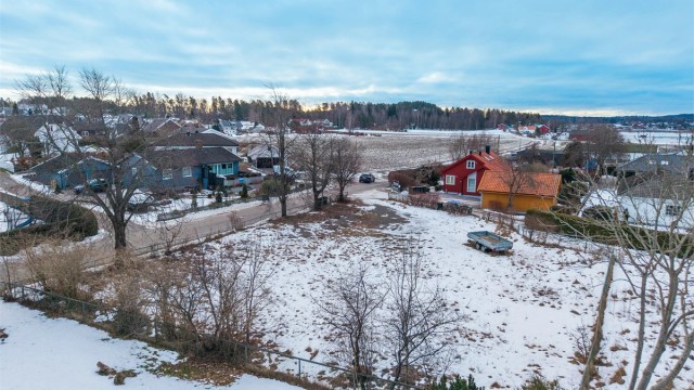 Fra eiendommen er det gangavstand til Føynland barneskole og for elever i ungdomstrinnet er det skolebussordning til Teigar ungdomsskole.