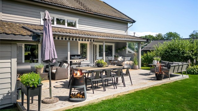 Deler av terrassen er takoverbygget (ikke byggemeldt)