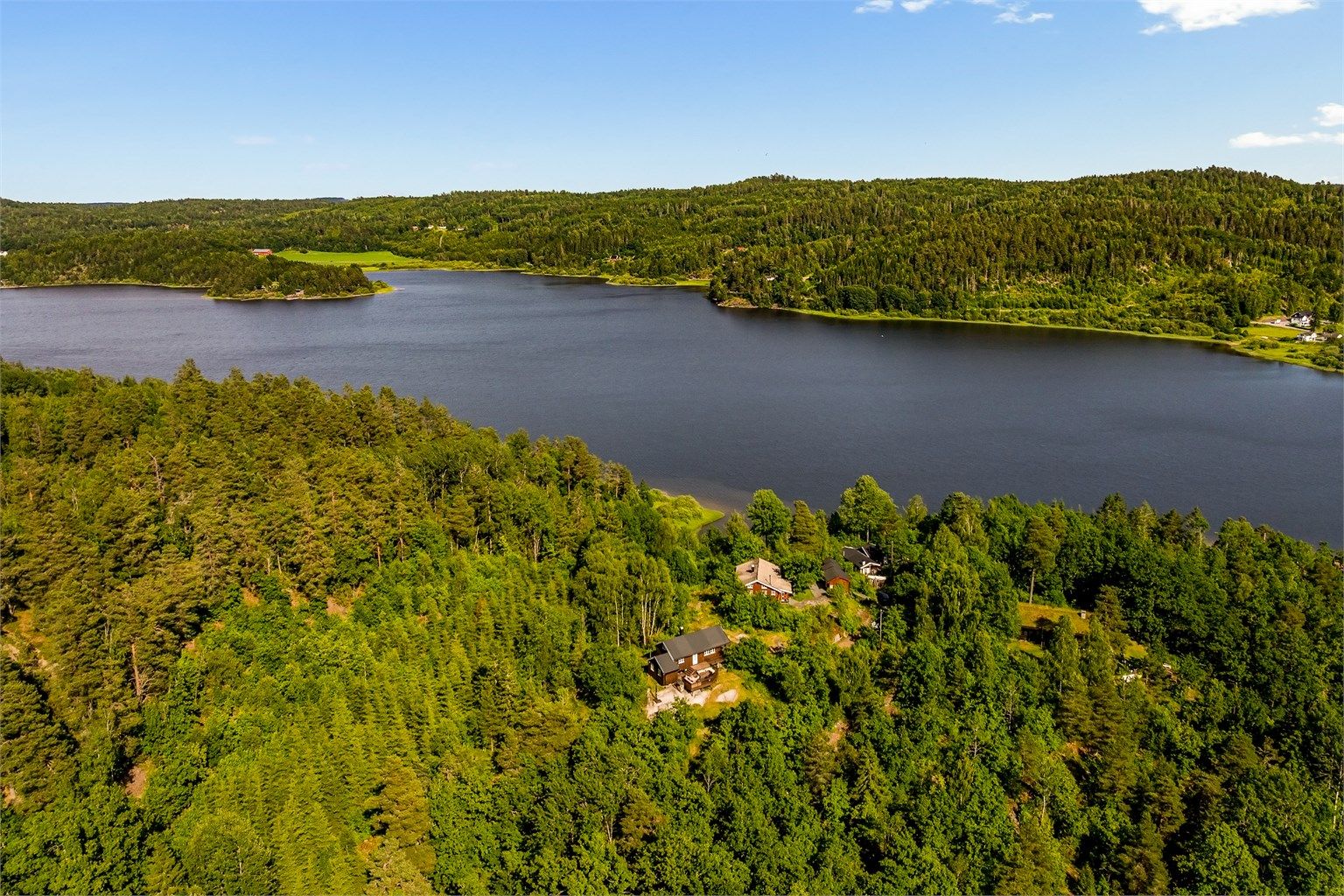 For de som elsker å tilbringe tid ved vannet, er det kun en kort spasertur ned til Åsrumvannet, hvor du finner en flott badeplass.