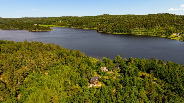 For de som elsker å tilbringe tid ved vannet, er det kun en kort spasertur ned til Åsrumvannet, hvor du finner en flott badeplass.