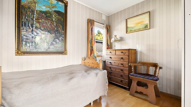 Soverommet ved kjøkkenet er opprinnelig byggemeldt som arbeidsrom og garderobe, et opprinnelig vindu er også fjernet.