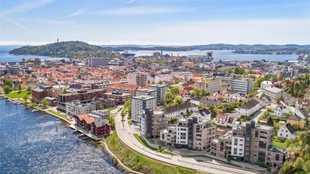 Nærmeste nabo til Baneheia og kort vei til alle byens fasiliteter i sentrum, Bystranda og Odderøya