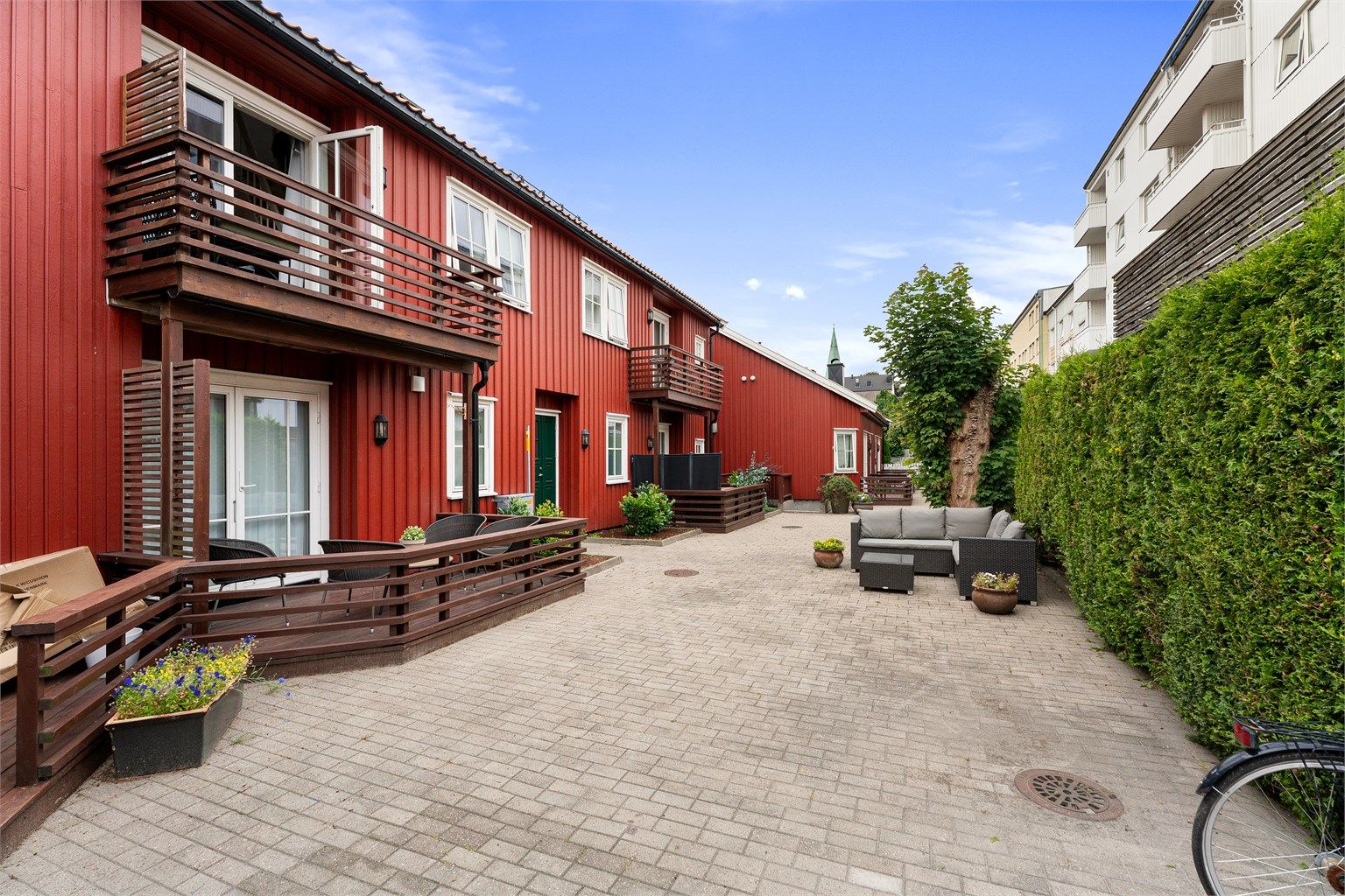 Velholdte og rolige utendørs fellesområder for beboerne.